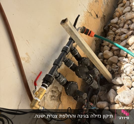 צנרת מים עם ברזים ואביזרים בחצר